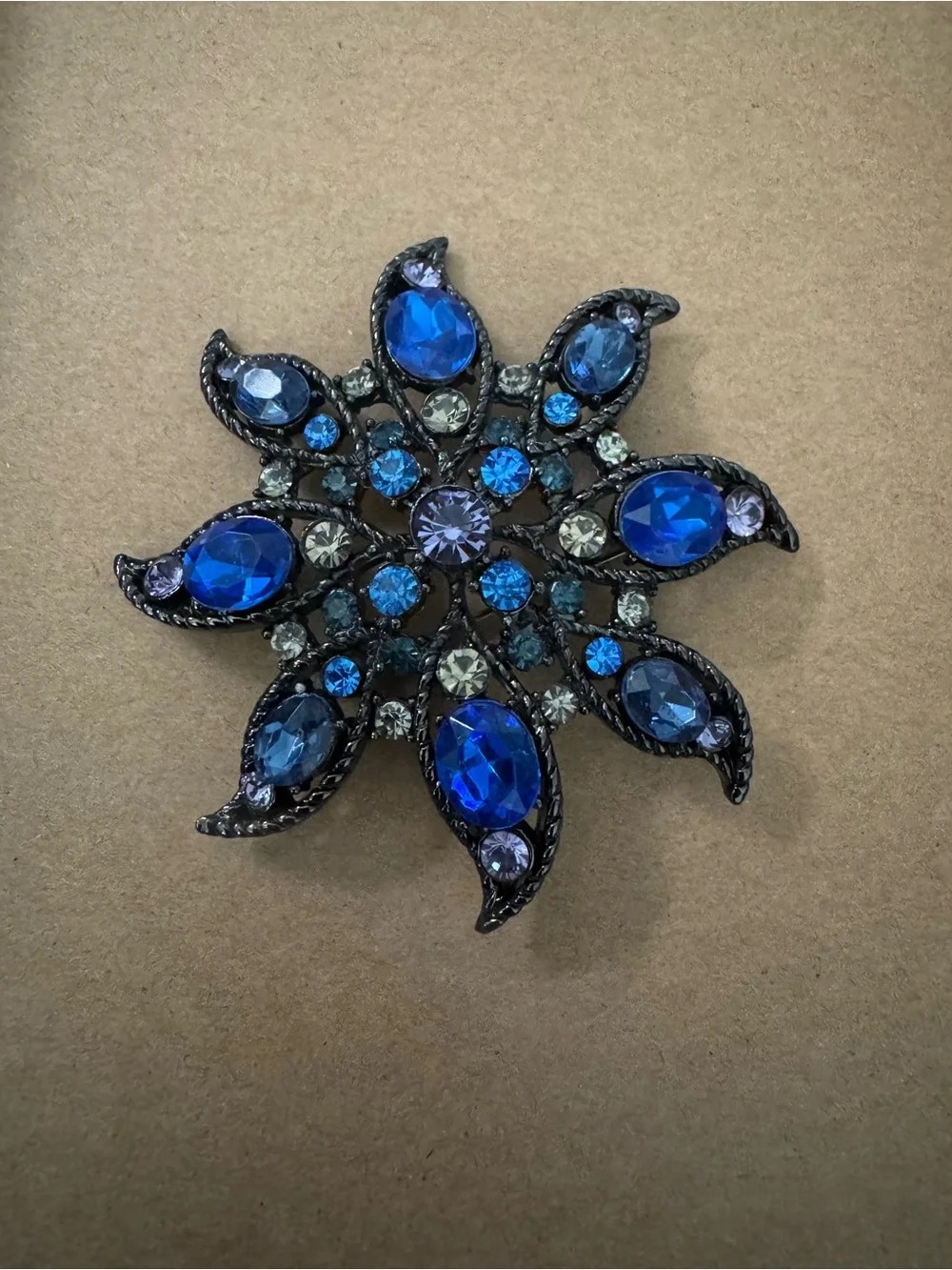 Beautiful Vintage Brooch in Pristine Condition